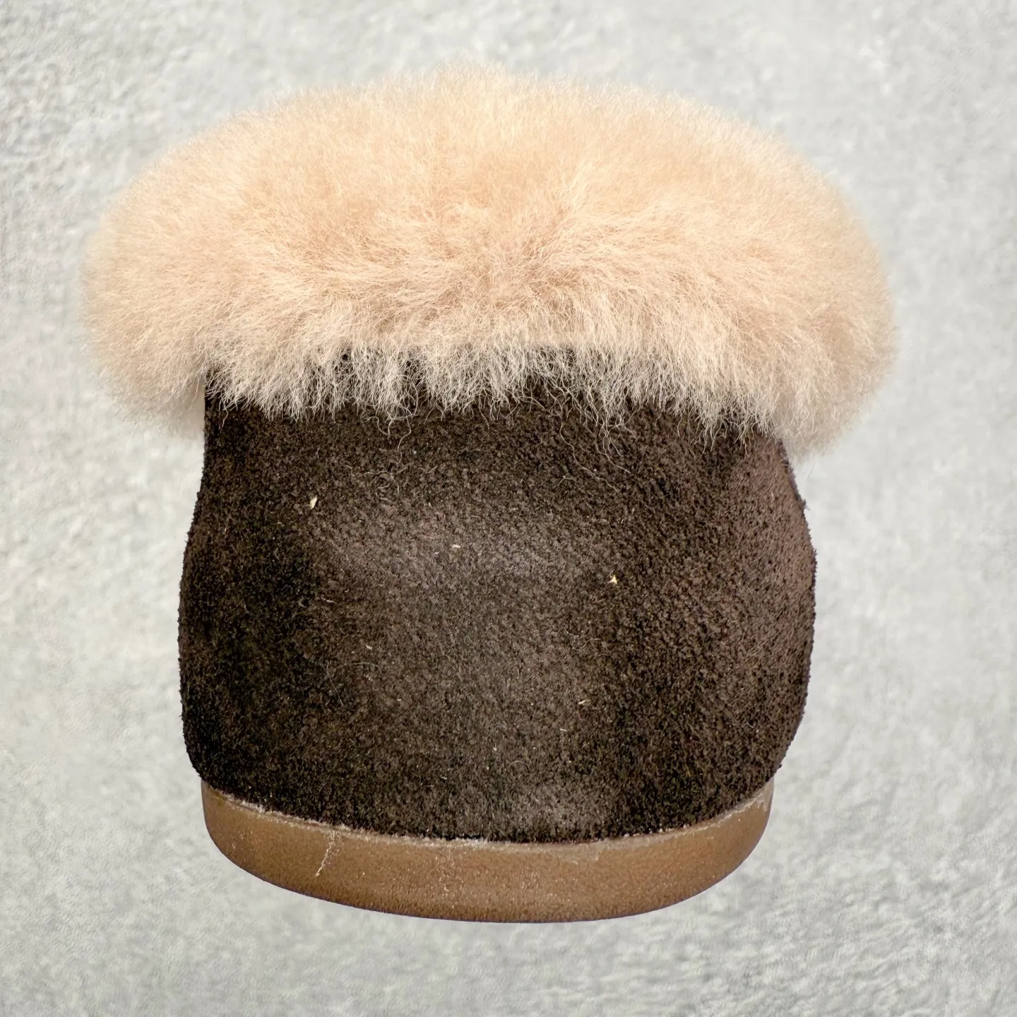 💰480 UGG 1391 Autumn and winter sheepskin and fur integrated snow boots. All shoes are made of ZP same factory. Longfeng A-grade Australian imported sheepskin and fur integrated brand OEM production line. Fully follow the ZP process. OEM original pattern maker. Adhering to the principle of no original shoes and no development selection. Pay attention to every detail. The most authentic TREADLITE "light wing" technology outsole on the market. Lightweight/durable/flexible/pile type [solemn after-sales commitment] If there are major quality problems such as degumming/broken bottom within one month, we will directly replace it with a new one for you! Size: 35 36 37 38 39 40